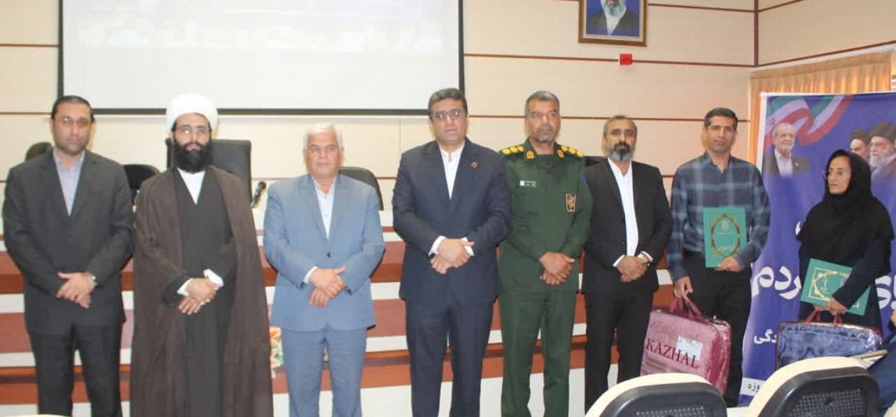  تجلیل از کارمند نمونه شبکه بهداشت و درمان فیروزه در فرمانداری